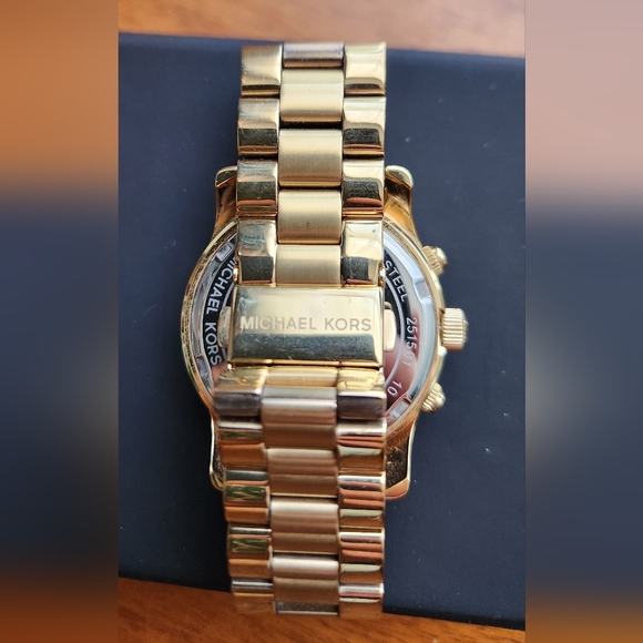 Michael Kors Women's MK6162 Gold Runway Watch - Picture 6 of 9